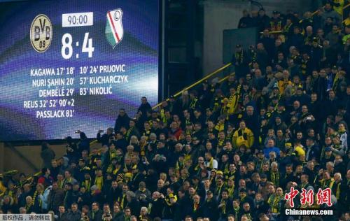  法兰克福主场球迷抗议俱乐部管理层决策引关注  