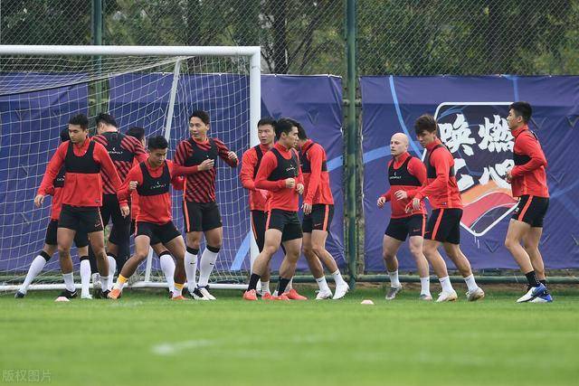  法兰克福队长罗德因伤缺阵，后防线遭遇考验  