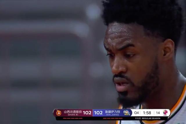  里昂遭遇争议判罚，赛后抗议裁判  