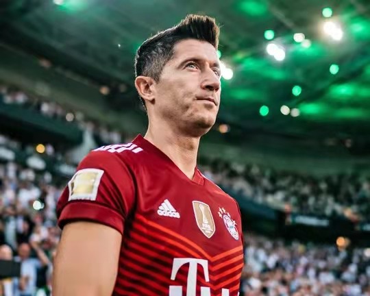 拜仁与多特巅峰对决，哈兰德戴帽终结悬念  